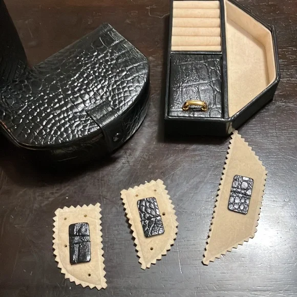 Black Leather Wolf Designs jewelry box - Picture 8 of 9